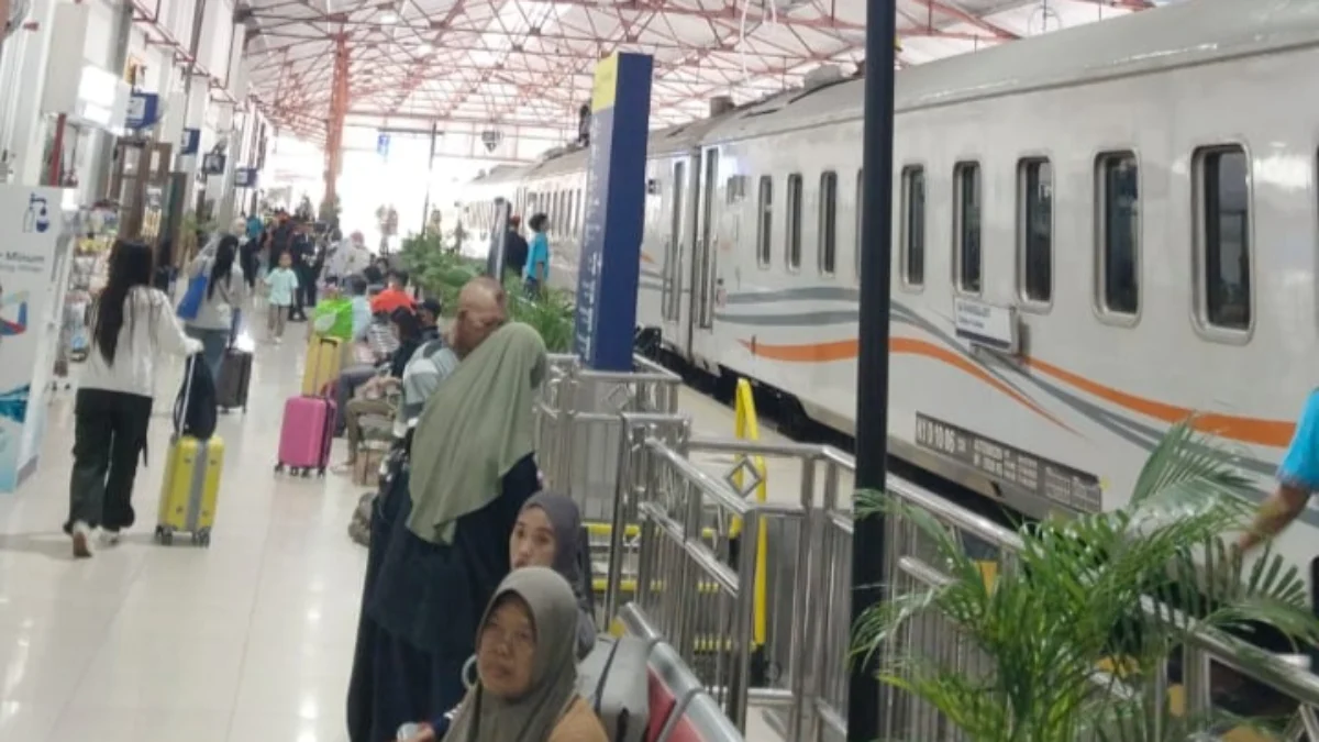 Sejumlah penumpang turun dari Kereta Api (KA). Data di PT KAI (Persero) Daerah Operasi (Daop) 7 Madiun menyebu