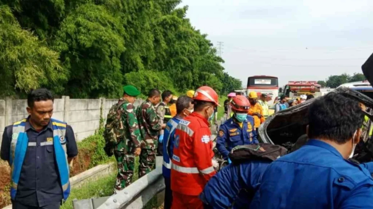 Foto Evakuasi Lakalantas KM 58 Tol Japek