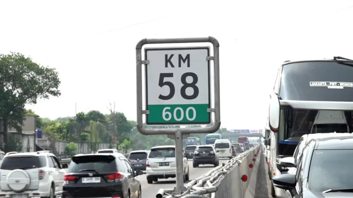 Kecelakaan lalu lintas di jalur contra flow di kilometer (KM) 58 Tol Jakarta-Cikampek pada Senin (8/4/2024).