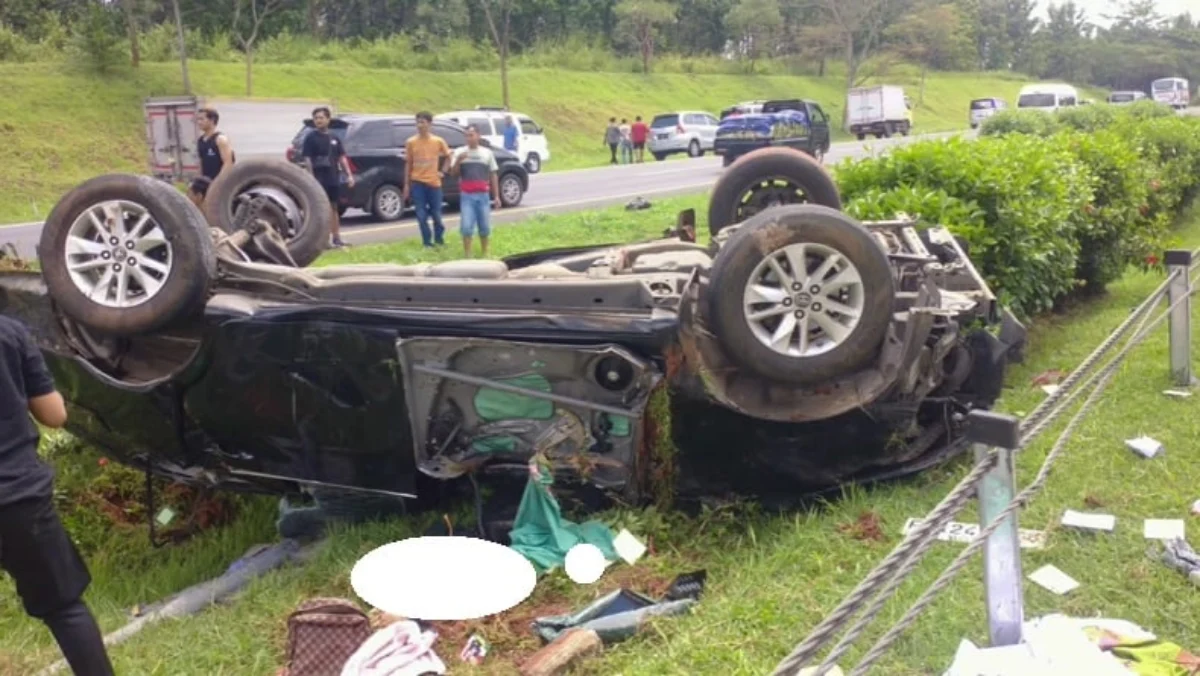 Kijang Innova yang ditumpangi anggota DPRD Jabar dan anaknya ringsek kecelakaan di Tol Cipali, Subang, Jawa Ba