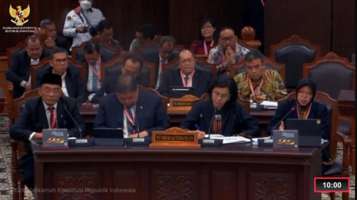 HAKIM Mahkamah Konstitusi (MK), Saldi Isra, bertanya kepada empat menteri Kabinet Indonesia Maju terkait alasa