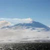 Gunung Erebus adalah gunung berapi aktif paling selatan di Bumi. (Foto: Polarman/shutterstock.com)