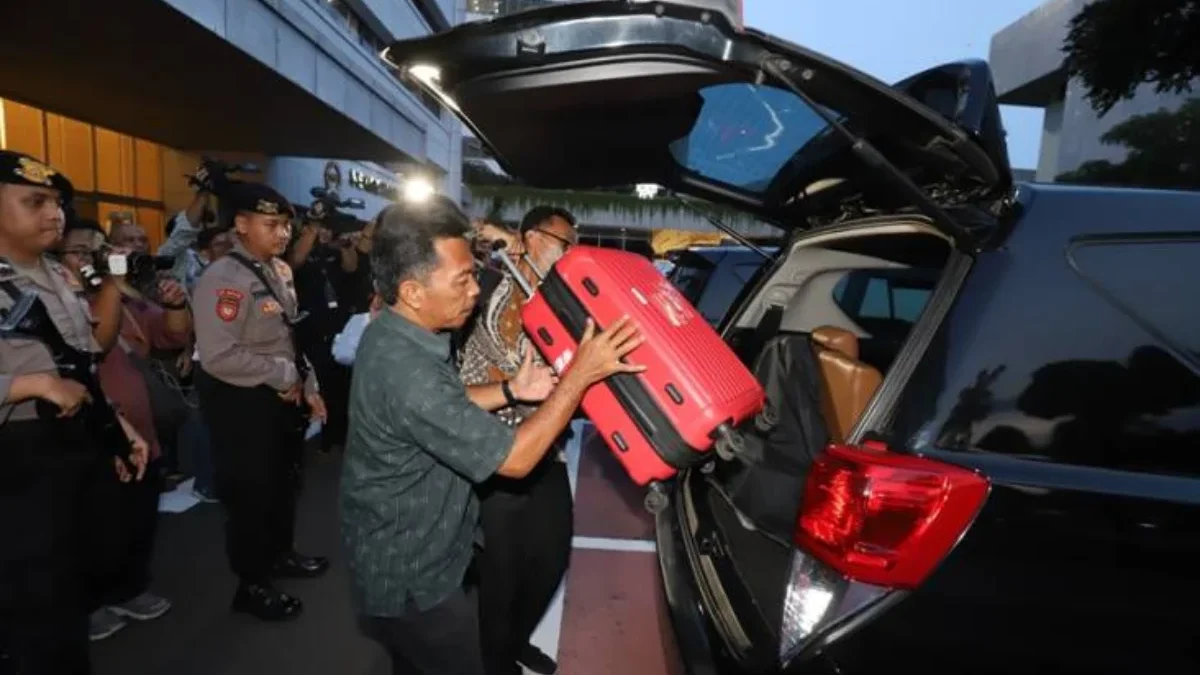 Penyidik KPK membawa barang sitaan usai melakukan penggeledahan di Gedung Sekretariat Jenderal (Setjen) DPR-RI