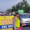 Petugas Satlantas Polres Garut mulai memberlakukan strategi CB One Way di tengah peningkatan arus mudik lebara