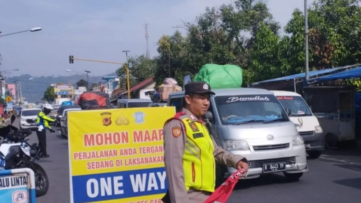 Petugas Satlantas Polres Garut mulai memberlakukan strategi CB One Way di tengah peningkatan arus mudik lebara