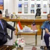 Prabowo Subianto saat bertemu dengan Menteri Pertahanan Malaysia, Datuk Seri Mohamed Khaled Nordin di Wisma Pe