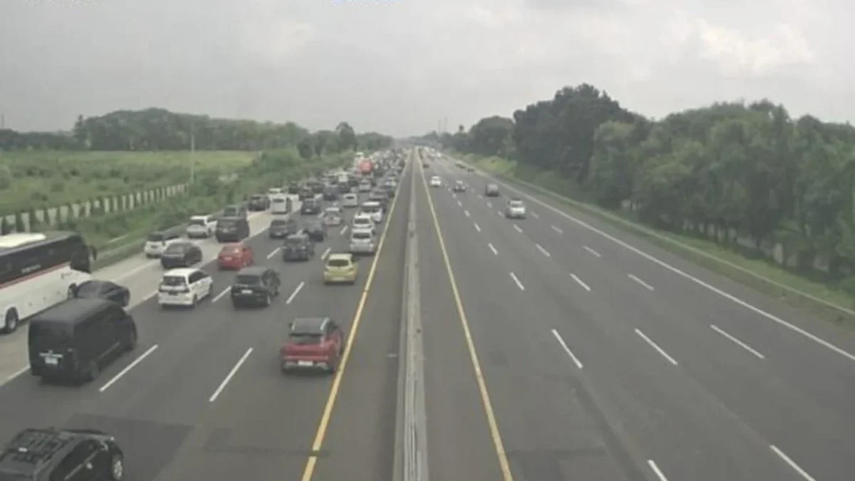 Situasi Km 57 Tol Japek arah Jakarta pukul 11.00 WIB, Minggu 14 April 2024 (screenshot aplikasi Travoy)