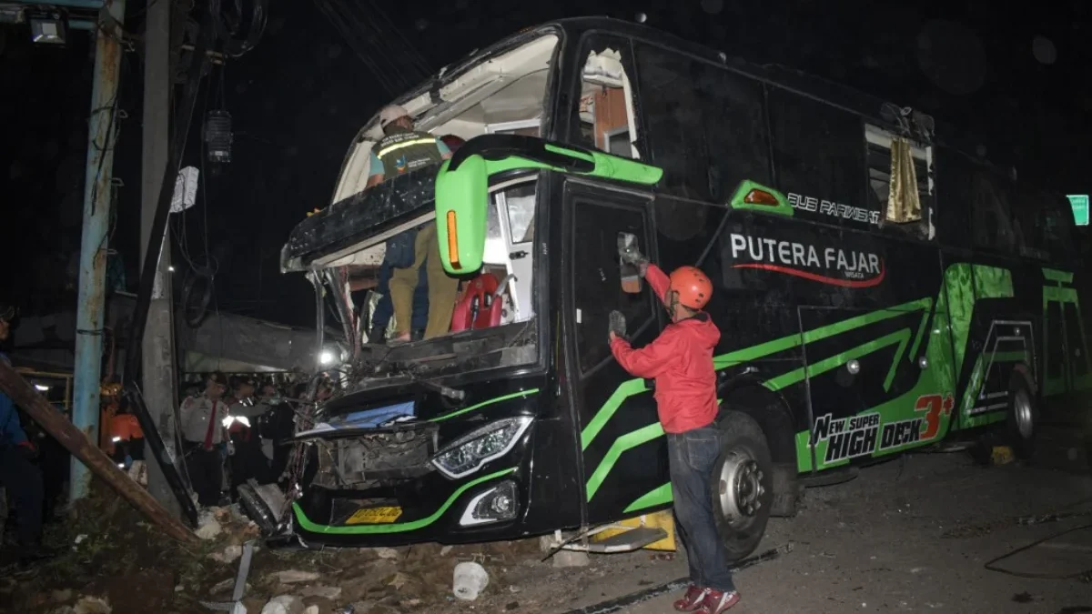 Bus pariwisata yang mengangkut rombongan pelajar SMK asal Depok, Jawa Barat mengalami kecelakaan di jalan turu