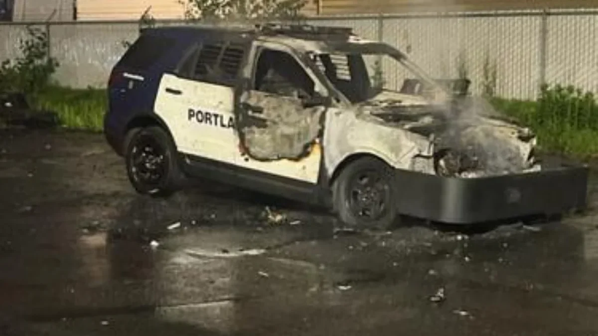 Kendaraan Polisi Portland terbakar di timur laut Portland pada Kamis (2/5/2024). (Foto: Kepolisian Portland)