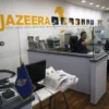 Seorang karyawan Al Jazeera terlihat di kantor saluran tersebut di Yerusalem pada 31 Juli 2017 (AHMAD GHARABLI