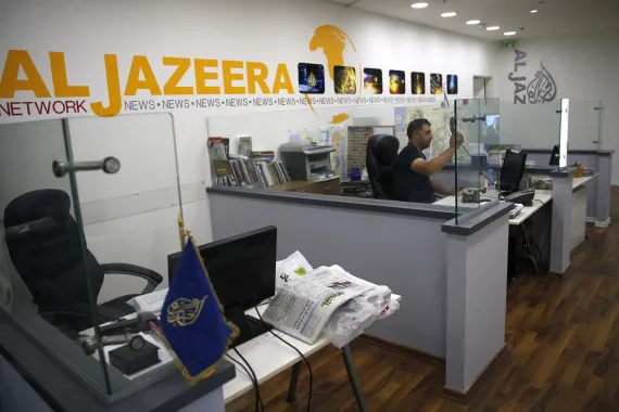 Seorang karyawan Al Jazeera terlihat di kantor saluran tersebut di Yerusalem pada 31 Juli 2017 (AHMAD GHARABLI