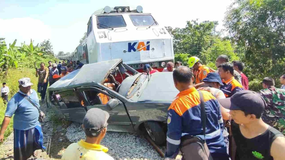 Kijang tertabrak KA Pandalungan di Pasuruan