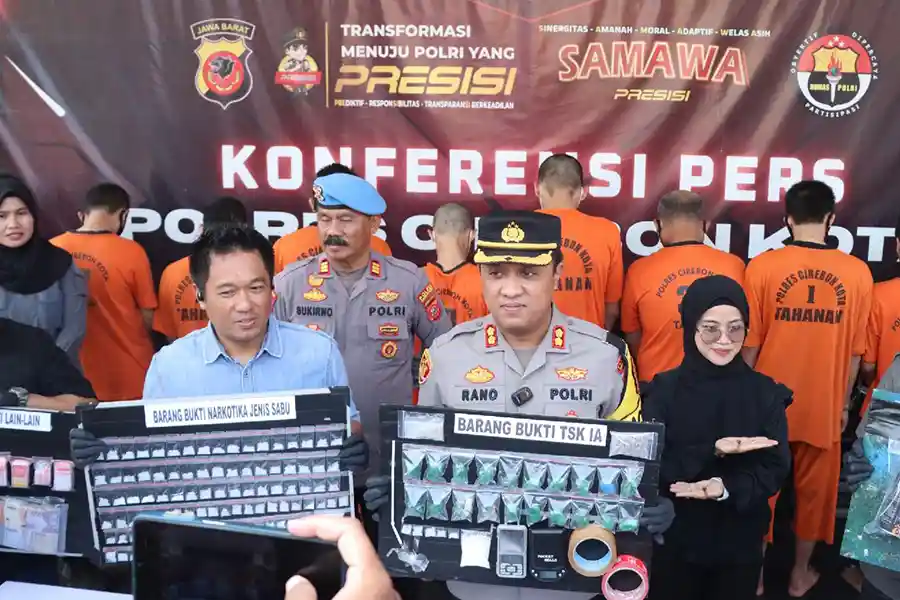 Pengungkapan kasus narkoba. Konferensi pers ini diinisiasi Satuan Reserse Narkoba Polres Cirebon Kota (foto: D