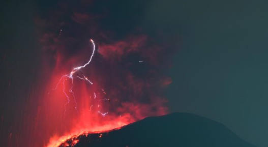 Letusan yang disertai badai petir vulkanik terjadi di Gunung Ibu, Maluku Utara, Sabtu (11/5/2024). (ANTARA/HO-