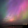 Aurora borealis terlihat dari Inggris saat Badai Matahari terdahsyat dalam 20 tahun datangi Bumi. (AP/Owen Hum