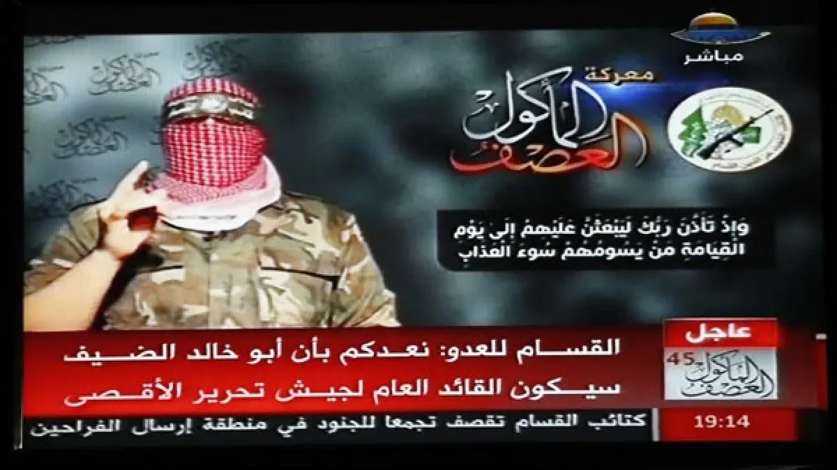 Abu Ubaida, juru bicara Brigade Izz el-Deen al-Qassam, sayap bersenjata kelompok Hamas, terlihat di layar tele