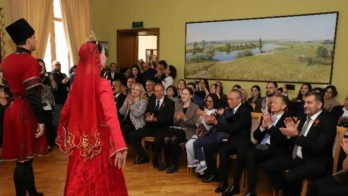 Penampilan tarian khas Lezginka dari Kaukasus Utara di Museum Nasional Dagestan di kota Makhachkala, Republik