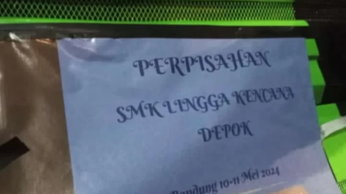 Sebuah bus yang mengangkut rombongan tergelincir dan terguling di daerah Ciater Subang sekitar pukul 18.30 WIB