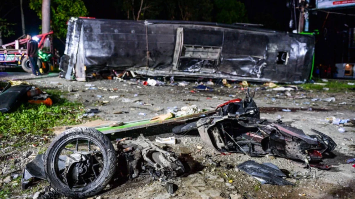 Kondisi bangkai bus dan motor yang terlibat kecelakaan di Desa Palasari, Kecamatan Ciater, Kabupaten Subang, J