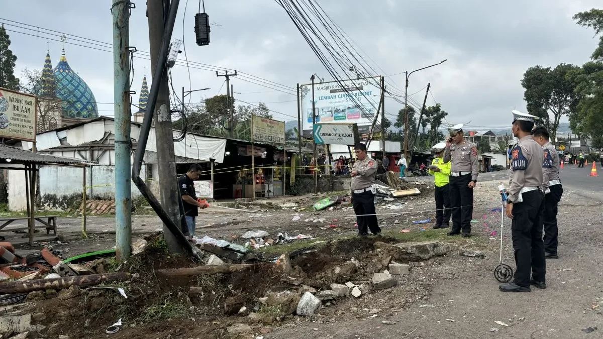 Kepolisian saat melakukan tempat kejadian perkara (TKP) di lokasi kecelakaan kecelakaan bus terguling di Jalan