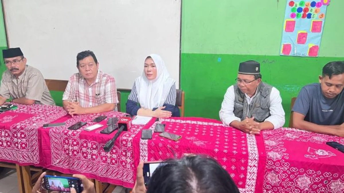 Perwakilan Bagian Bidang Informasi Yayasan SMK Lingga Kencana, Dian Nurfarida (tengah).