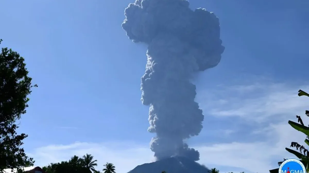 Kolom abu vulkanik membumbung keluar setinggi lebih kurang 5.000 meter dari puncak Gunung Ibu di Maluku Utara,