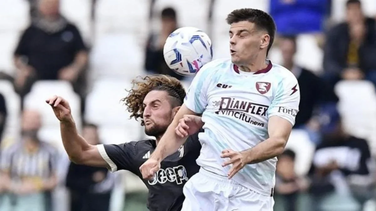 Rabiot (kiri) berduel udara dengan Pierozzi. Foto: REUTERS/Massimo Pinca