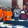 Pelaku jaringan narkoba Hydra saat konferensi pers di Villa Sunny Village,Tibubeneng, Kuta Utara, Bali, Senin