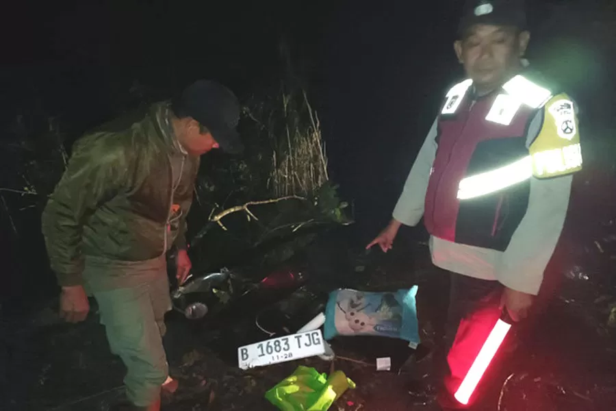 Bagian bodi dan plat mobil yang mengalami kecelakaan di Dusun Jarak Ijo, Desa Ngadas, Kecamatan Poncokusumo, K