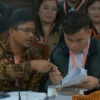 Komisioner KPU RI Idham Holik memberikan arahan kepada Kuasa Hukum KPU Hanter Oriko Siregar dalam sidang PHPU