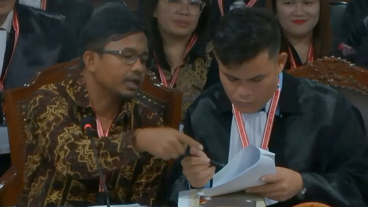 Komisioner KPU RI Idham Holik memberikan arahan kepada Kuasa Hukum KPU Hanter Oriko Siregar dalam sidang PHPU