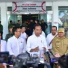 Presiden Joko Widodo memberikan keterangan pers di depan lobi RSUD Konawe, Kabupaten Konawe, Sulawesi Tenggara