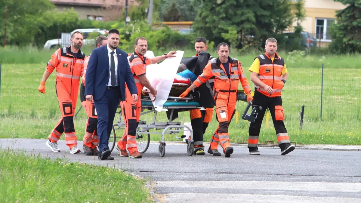 Petugas penyelamat mendorong Perdana Menteri Slovakia, Robert Fico, ke rumah sakit di kota Banska Bystrica, Sl