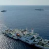 Foto drone udara yang diambil pada 13 Mei 2024 ini menunjukkan kapal \"China Coast Guard (CCG) 3502\" sedang mel