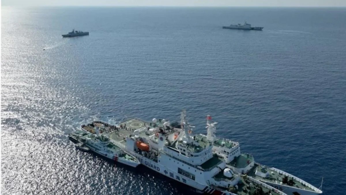 Foto drone udara yang diambil pada 13 Mei 2024 ini menunjukkan kapal \"China Coast Guard (CCG) 3502\" sedang mel