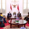 Presiden Jokowi saat menerima delegasi dari Organisasi Kerja Sama dan Pembangunan Ekonomi (OECD) di Istana Mer