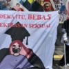 Aktivis dari gerakan anti-kekerasan perempuan memegang spanduk bertuliskan \"kebebasan bebas dari kekerasan sek