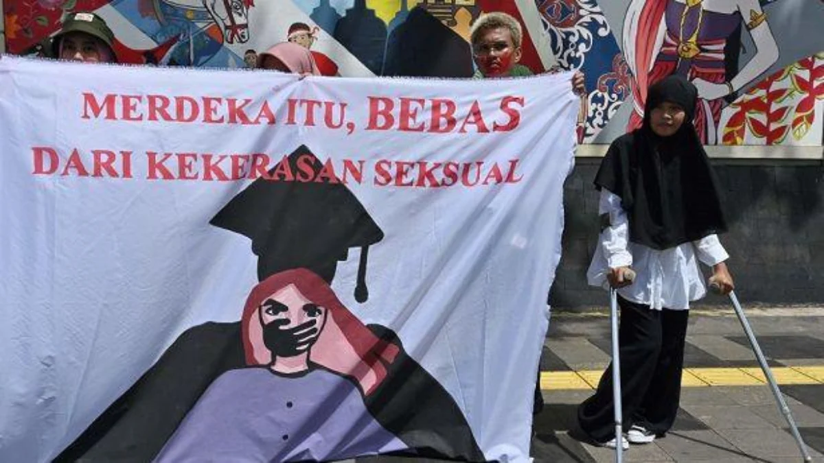 Aktivis dari gerakan anti-kekerasan perempuan memegang spanduk bertuliskan \"kebebasan bebas dari kekerasan sek