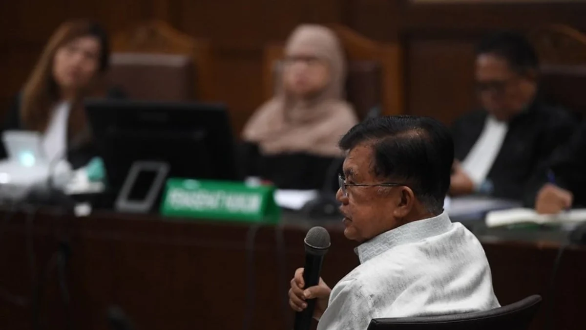 Wakil presiden ke-10 dan ke-12 Jusuf Kalla menjawab prertanyaan saat menjadi saksi dalam sidang lanjutan kasus