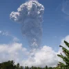 Kolom abu vulkanik setinggi lima kilometer terbentuk akibat aktivitas erupsi Gunung Ibu di Maluku Utara, Rabu