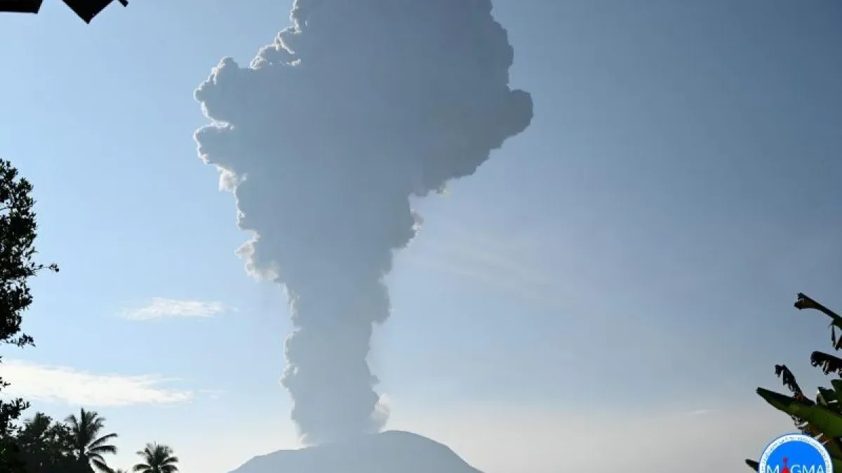 Kolom abu vulkanik membumbung akibat peristiwa erupsi yang terjadi di Gunung Ibu, Maluku Utara, Jumat (17/5/20