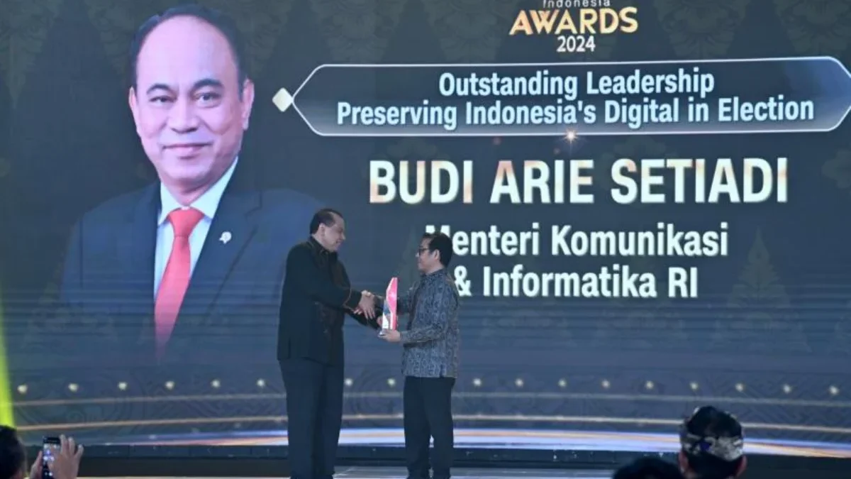 Menteri Komunikasi dan Informatika Budi Arie Setiadi menerima penghargaan “Special Award: Outstanding Leadersh