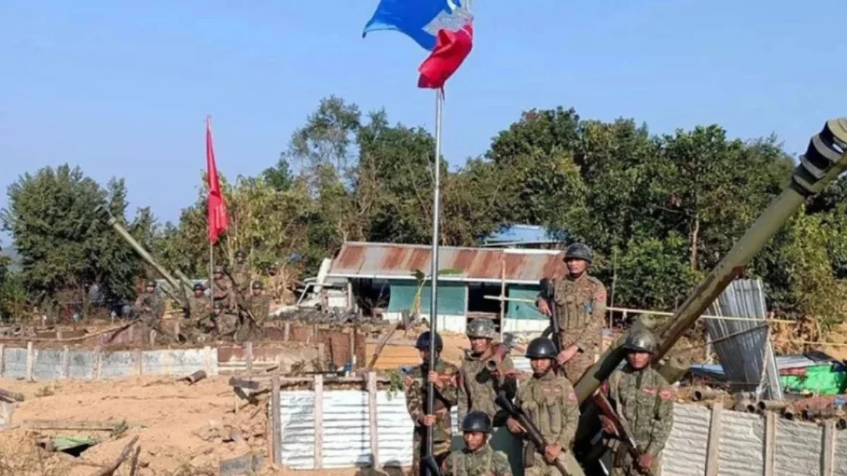 Kelompok bersenjata AA mengibarkan bendera mereka setelah merebut pos terdepan rezim di puncak bukit di Kyaukt