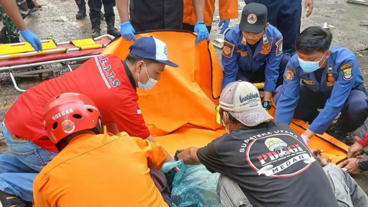 Jenazah Mayor Purn Suwanda, co-pilot pesawat jatuh di BSD, telah dibawa oleh pihak keluarga dari RS Polri Kram