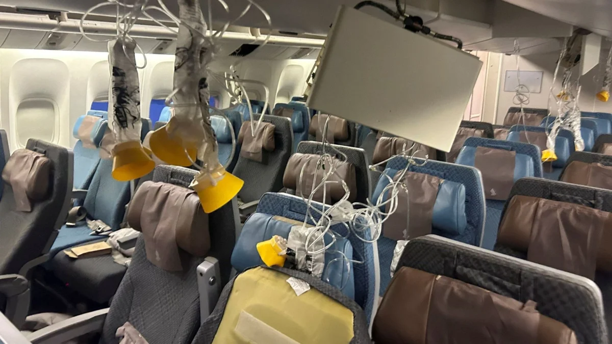 Pesawat Boeing 777-300ER Singapore Airlines SQ321 turbulensi hebat, menewaskan 1 orang dan melukai 30 lainnya