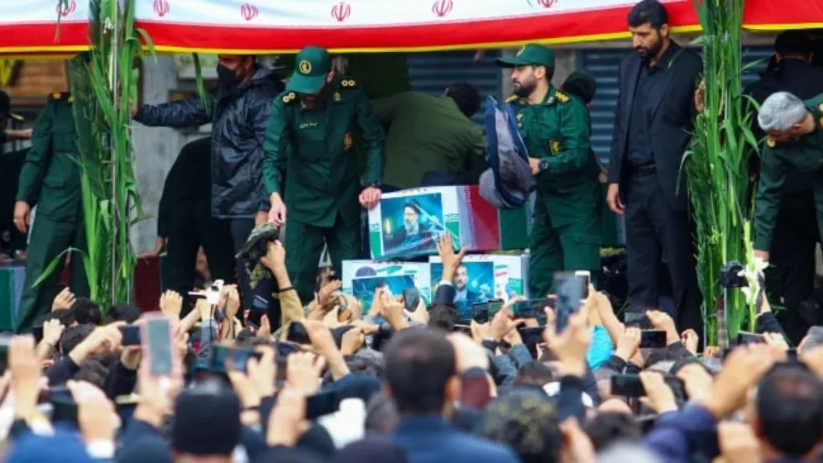 Para pelayat berkumpul di sekitar truk yang membawa peti jenazah Presiden Iran Ebrahim Raisi dan rekan-rekanny