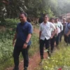 Tim penyidik dari Polres Cirebon Kota dan Polda Jabar saat meninggalkan lokasi penggeledahan tersangka P di Ci