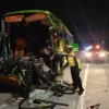 Polisi mengecek Bus pariwisata SMP PGRI 1 Wonosari Malang ringsek usai kecelakaan tadi malam (Dok/PJR Polda Ja