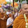 Para biksu dan umat Buddha melakukan kirab dari Candi Mendut menuju Candi Borobudur. ANTARA/Heru Suyitno