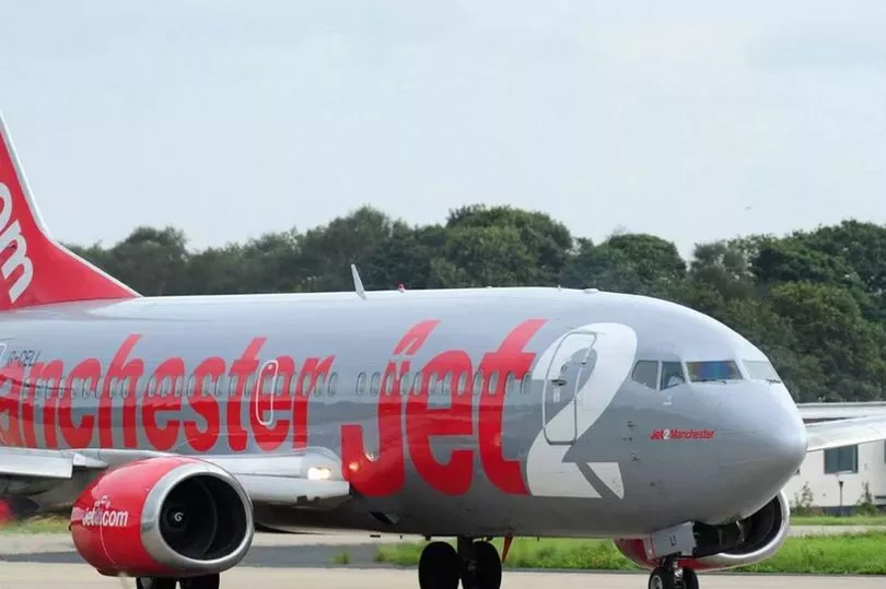 Maskapai penerbangan Jet2. Salah seorang penumpang Jet2 diduga sakit cacar air sehingga pesawat yang ditumpang